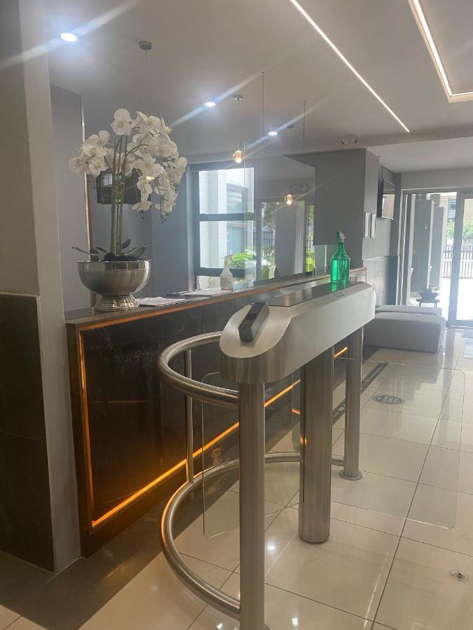 Lovely Rosebank 1-Bedroom Condo With Pool & Cinema Johannesburg Exteriér fotografie