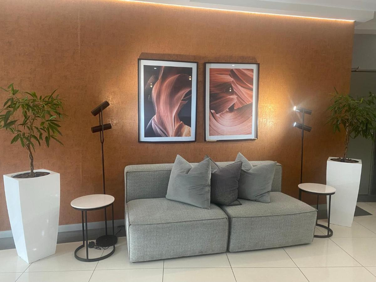 Lovely Rosebank 1-Bedroom Condo With Pool & Cinema Johannesburg Exteriér fotografie