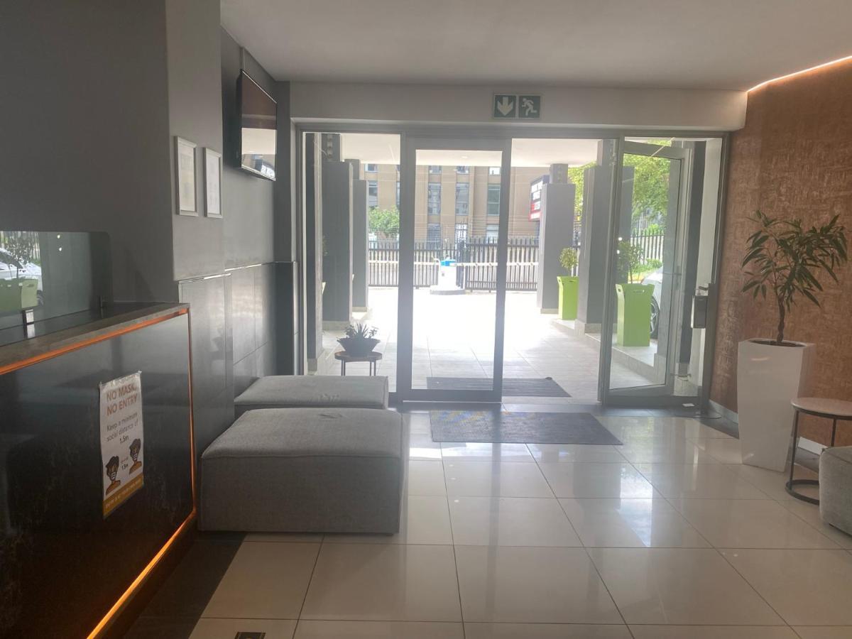 Lovely Rosebank 1-Bedroom Condo With Pool & Cinema Johannesburg Exteriér fotografie