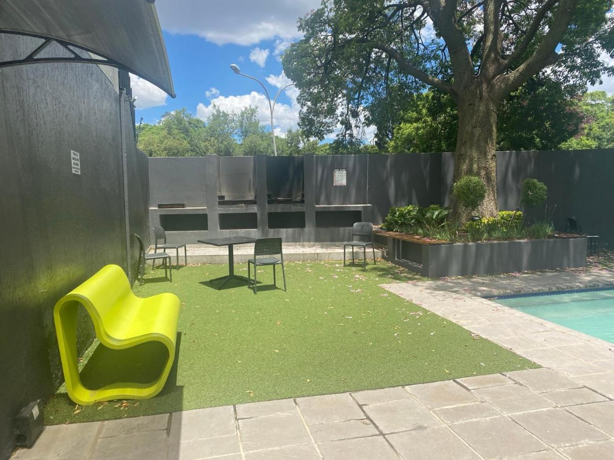 Lovely Rosebank 1-Bedroom Condo With Pool & Cinema Johannesburg Exteriér fotografie