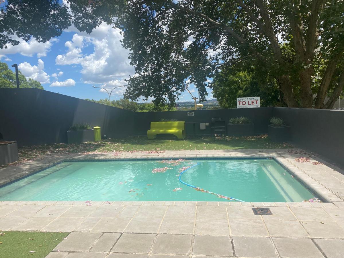 Lovely Rosebank 1-Bedroom Condo With Pool & Cinema Johannesburg Exteriér fotografie