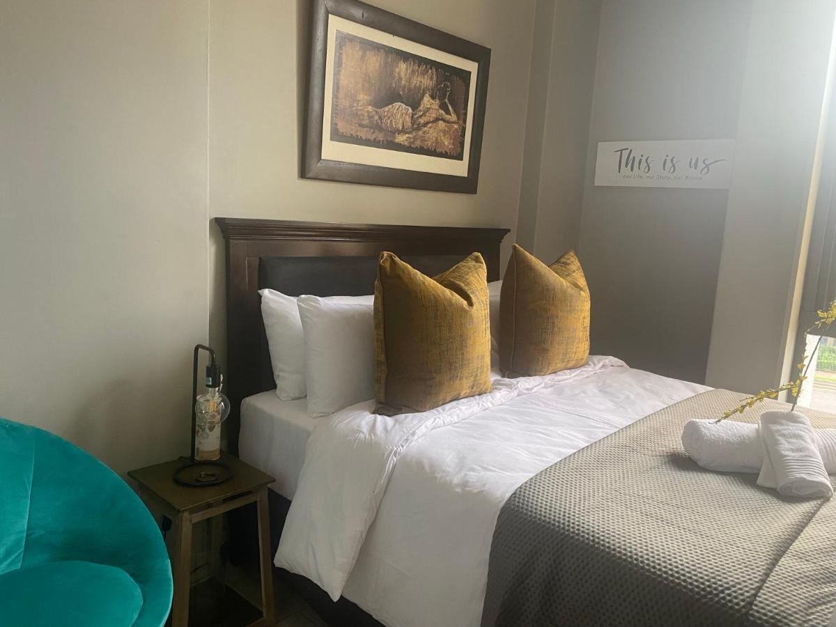 Lovely Rosebank 1-Bedroom Condo With Pool & Cinema Johannesburg Exteriér fotografie